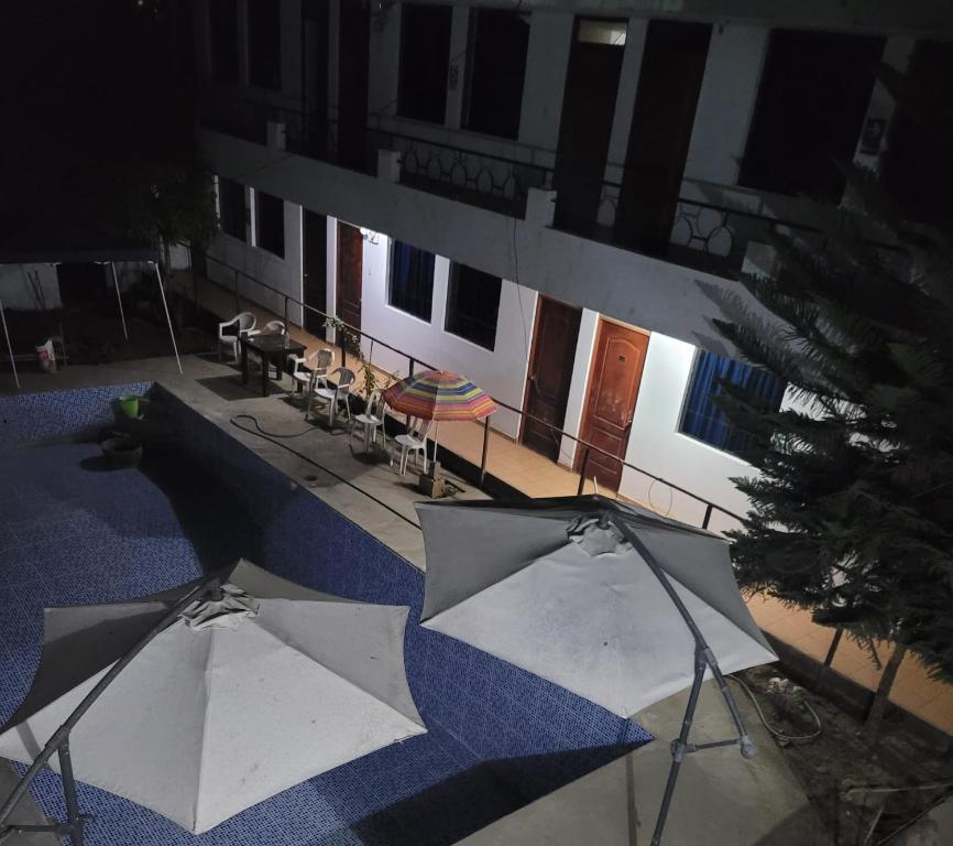 un groupe de parapluies au sol d'un immeuble dans l'établissement HOTEL K'RITAS K'STRO, à Ica