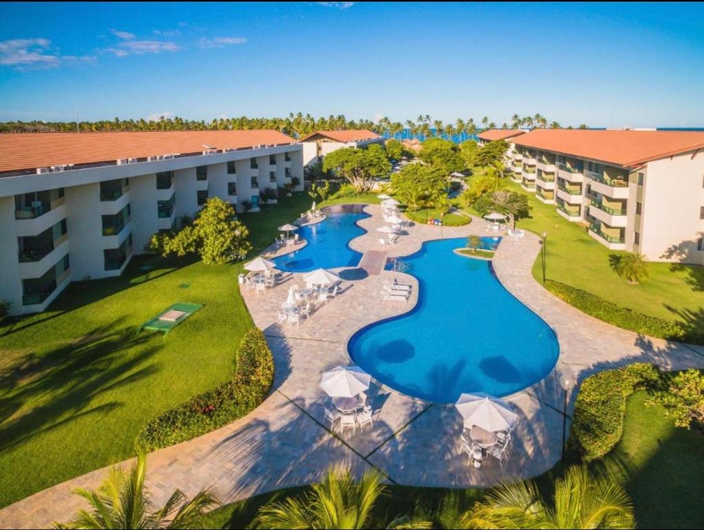 una vista aerea di un resort con piscina di Flat Beira Mar - Carneiros Beach Resort a Tamandaré