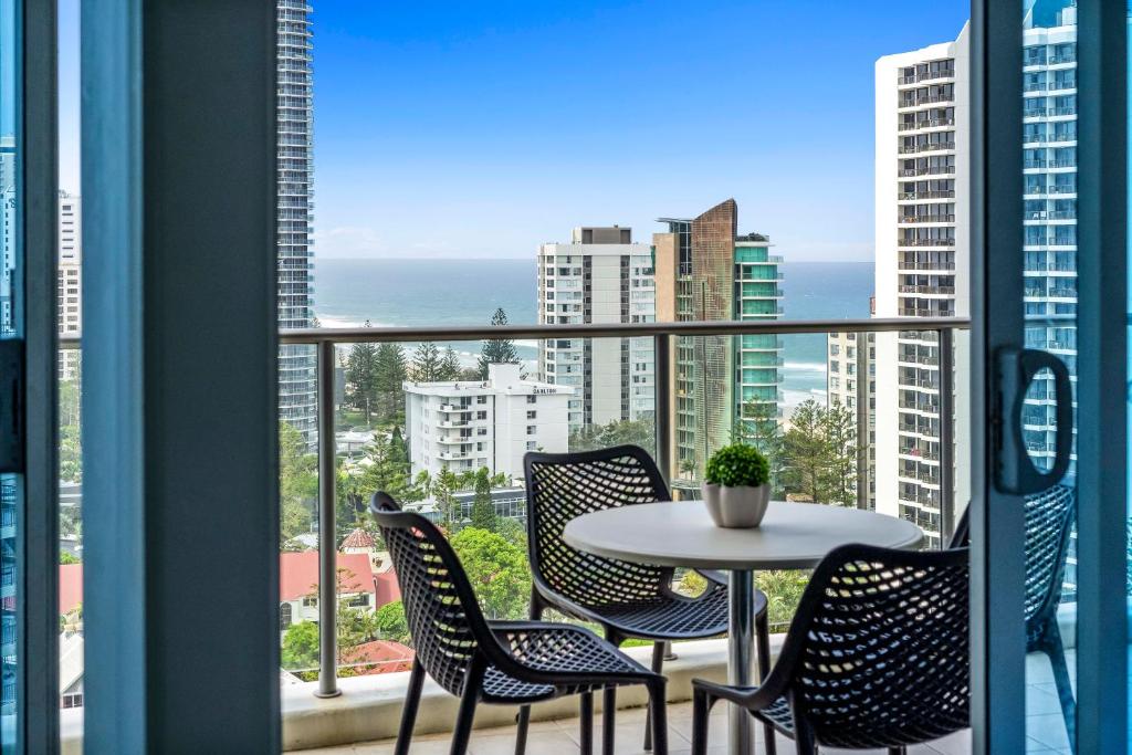 uma varanda com mesa e cadeiras e vista para o oceano em Ocean Views! - 2 Bedroom 2 Bathroom - Privately Managed em Gold Coast
