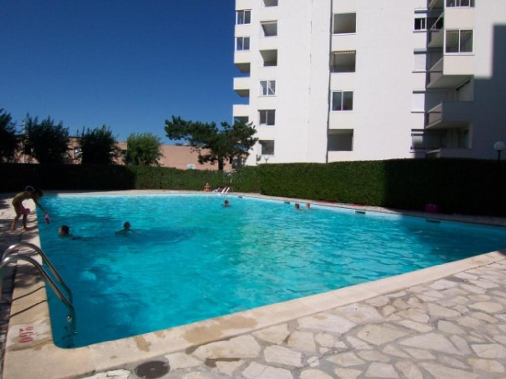 una gran piscina con gente en el agua en Appartement Arcachon, 3 pièces, 6 personnes - FR-1-374-39, en Arcachon