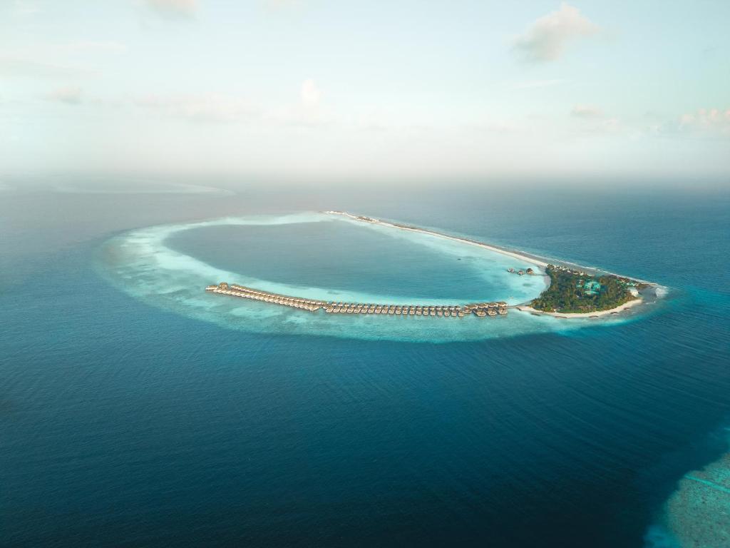 een luchtzicht op een eiland in de oceaan bij Finolhu Baa Atoll Maldives in Baa Atoll