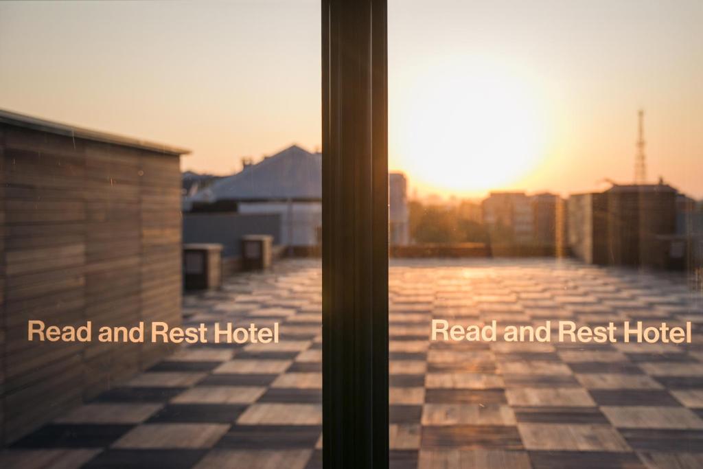 Východ nebo západ slunce při pohledu z hotelu nebo okolí
