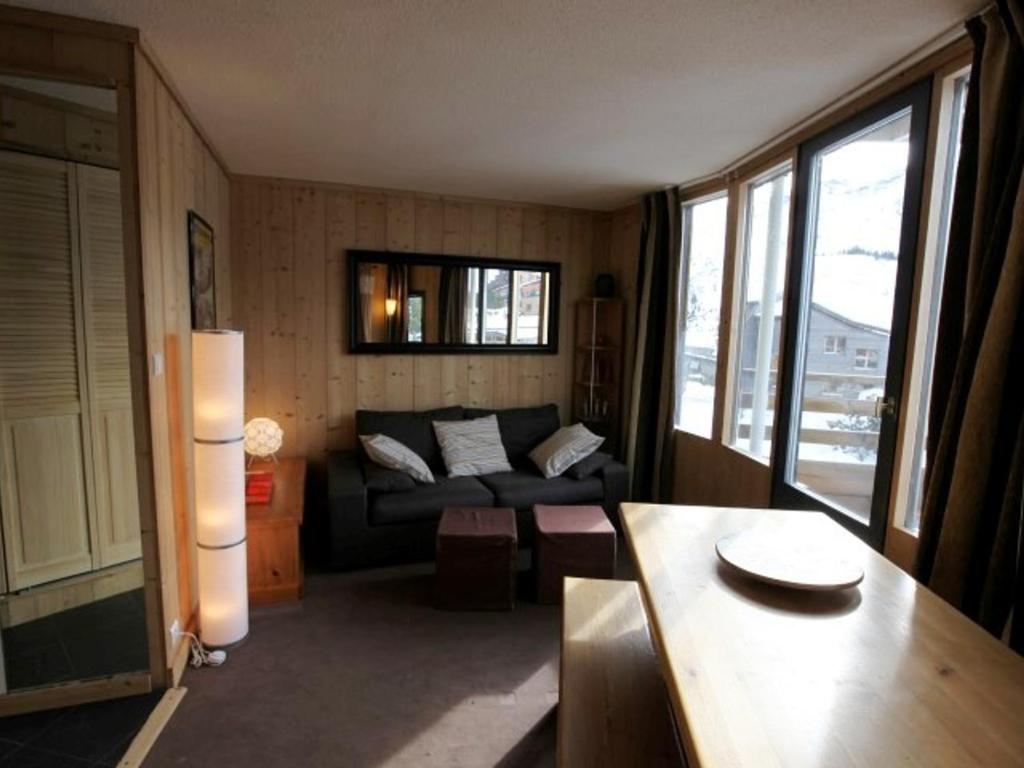 uma sala de estar com um sofá e uma mesa em Appartement Avoriaz, 3 pièces, 6 personnes - FR-1-314-249 em Morzine