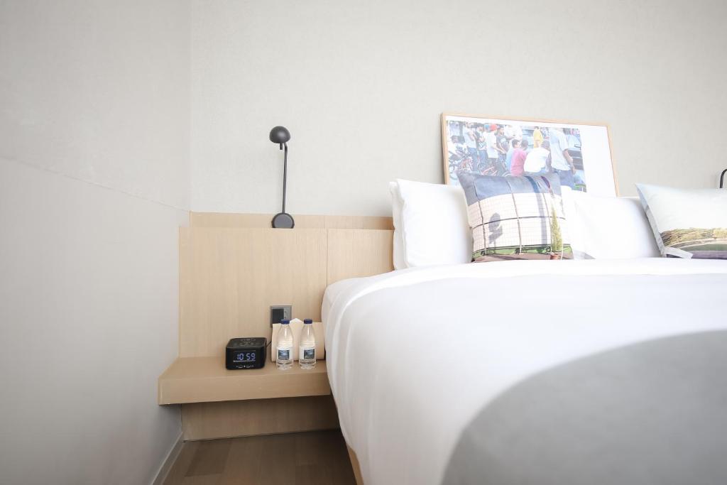Postel nebo postele na pokoji v ubytování Read and Rest Hotel