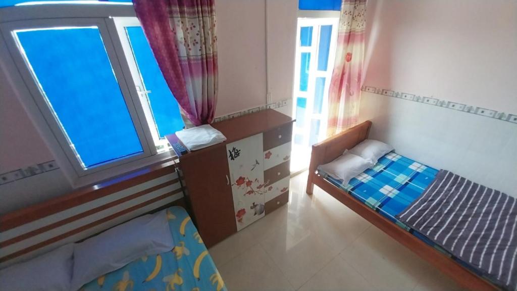 niewielka sypialnia z łóżkiem i oknem w obiekcie Ngọc Mơ Motel w Ho Chi Minh