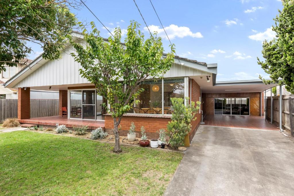 a brick house with a tree in the yard at Lonnie Getaway in Point Lonsdale