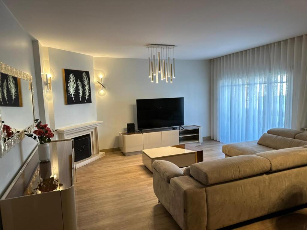 Una televisión o centro de entretenimiento en Peaceful Retreat Leiria