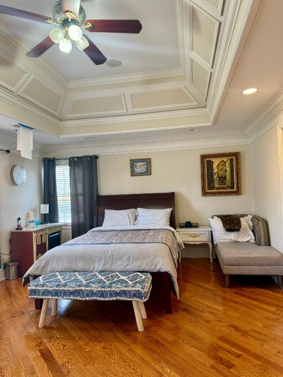 una camera con letto e ventilatore a soffitto di Holiday Room with Private Bathroom in ATL, Summerhill, Stairs Required ad Atlanta