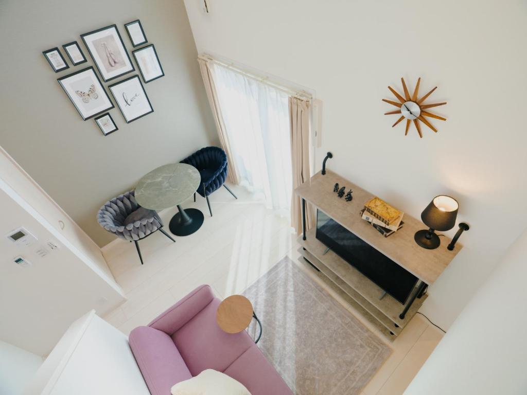 - un salon avec un canapé violet et une table dans l'établissement YOUR ROOM Kumamoto Sta little 202 Vacation STAY 75720, à Kumamoto