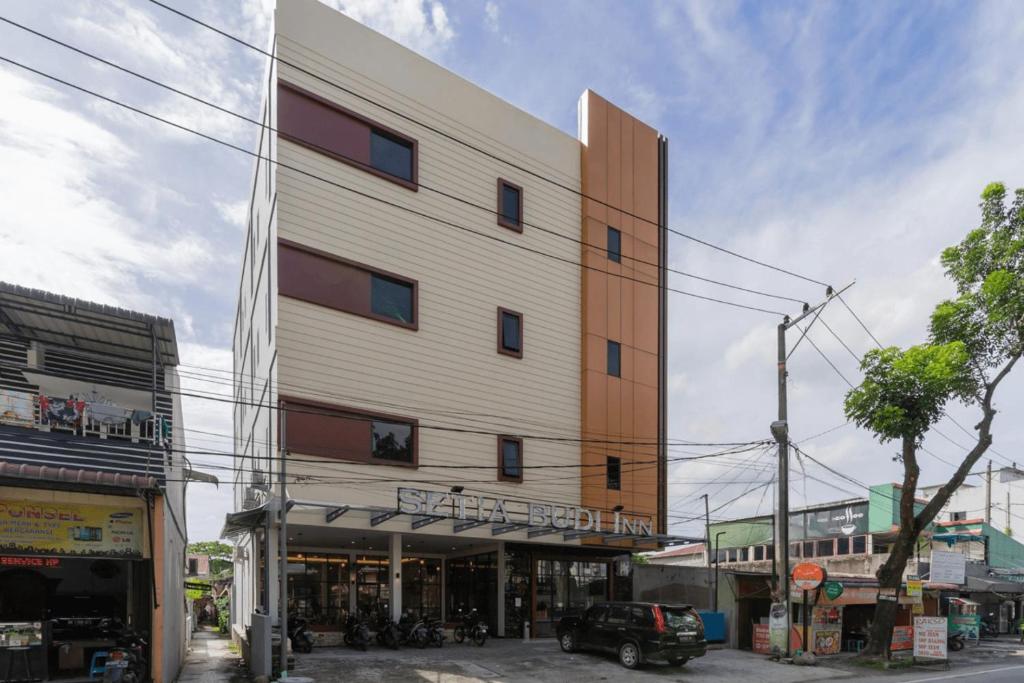 メダンにあるLexus Hotel Medanの通り沿いにある建物