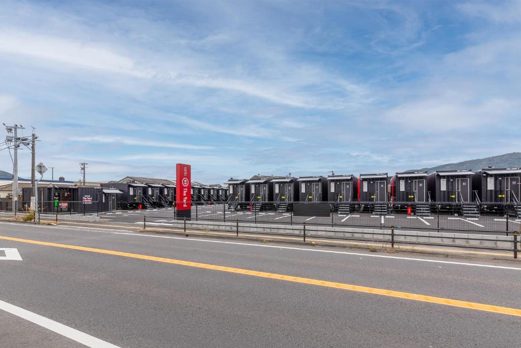 een rood bord aan de kant van een weg bij HOTEL R9 The Yard 唐津 in Karatsu