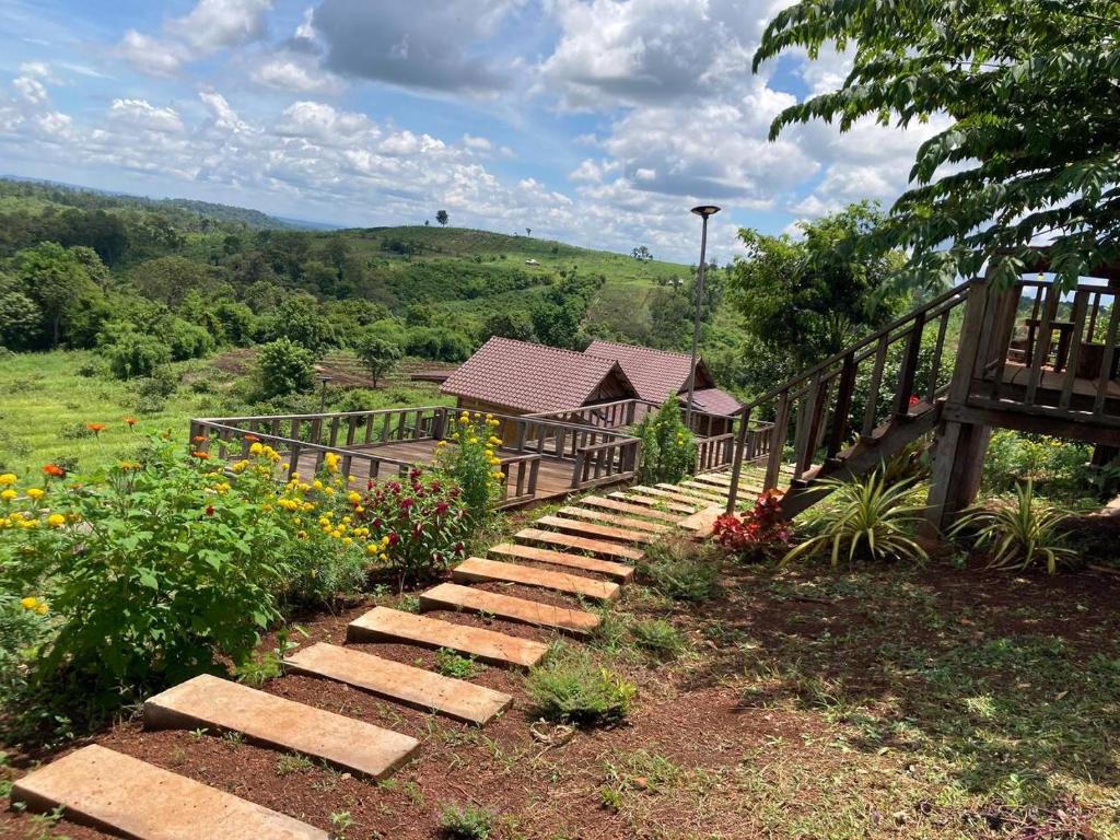 una escalera que conduce a una casa con jardín en Natural House Farm Stay, en Môndól Kiri