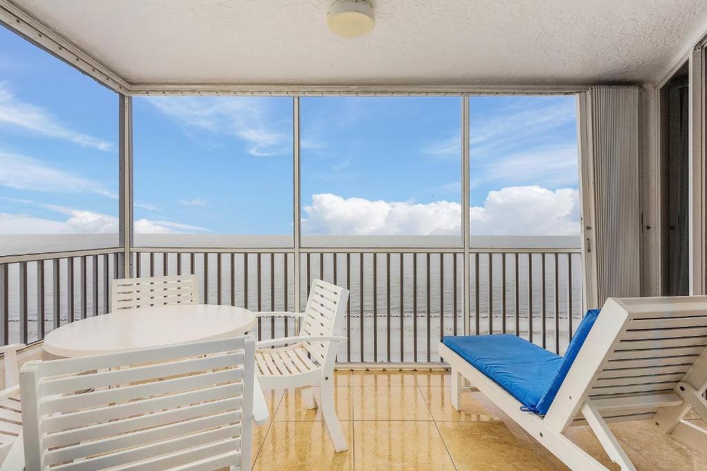 Curated visual reference: Fresh Look at Beautiful Penthouse Condo Corner Unit Condo Fort Myers Beach