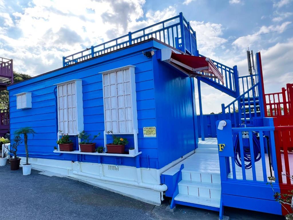 今帰仁村にある幸せになる古宇利島の宿の青い家