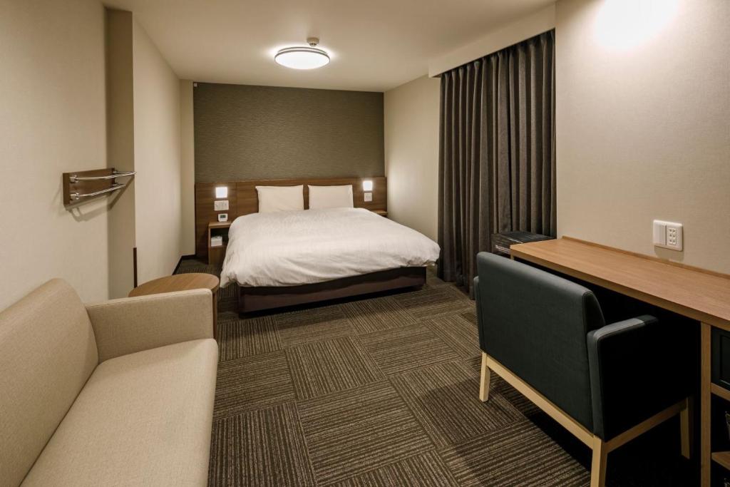Postel nebo postele na pokoji v ubytování Dormy Inn Express Toyohashi