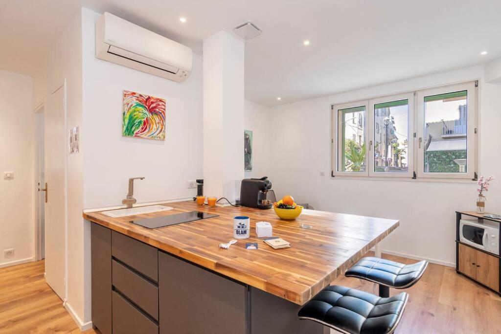 une cuisine avec un comptoir en bois dans une pièce dans l'établissement Cannes 3 pièces Rénové 2023 Vieux Port et Palais Olam Properties, à Cannes