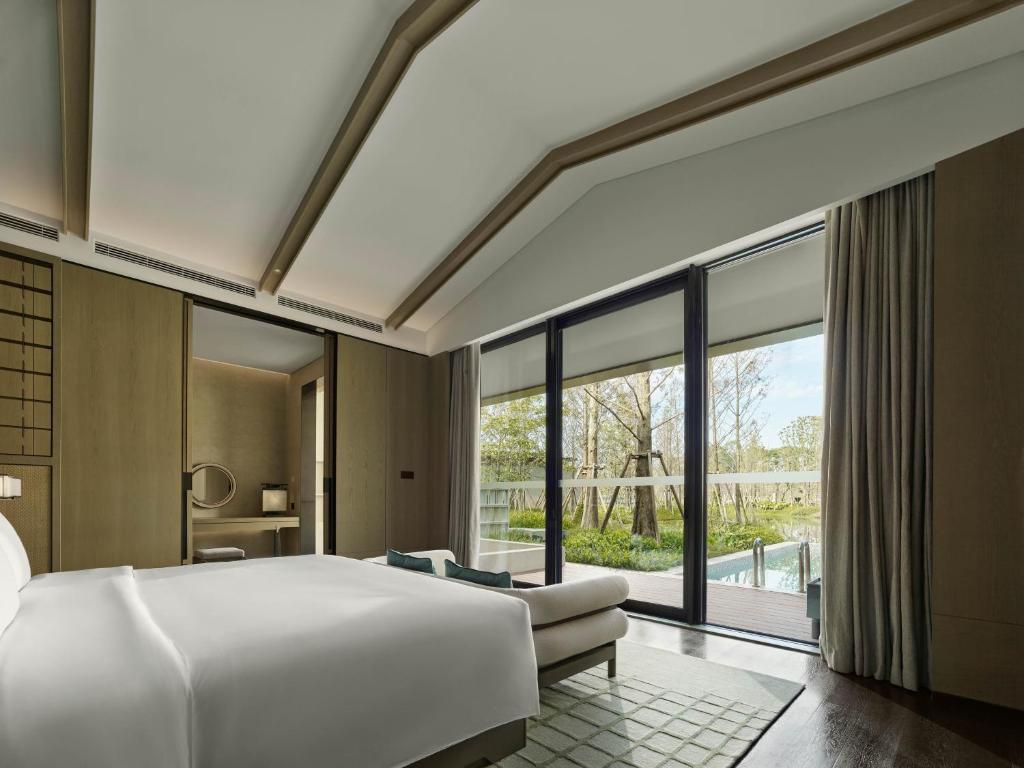 Postel nebo postele na pokoji v ubytování Banyan Tree Dongguan Songshan Lake