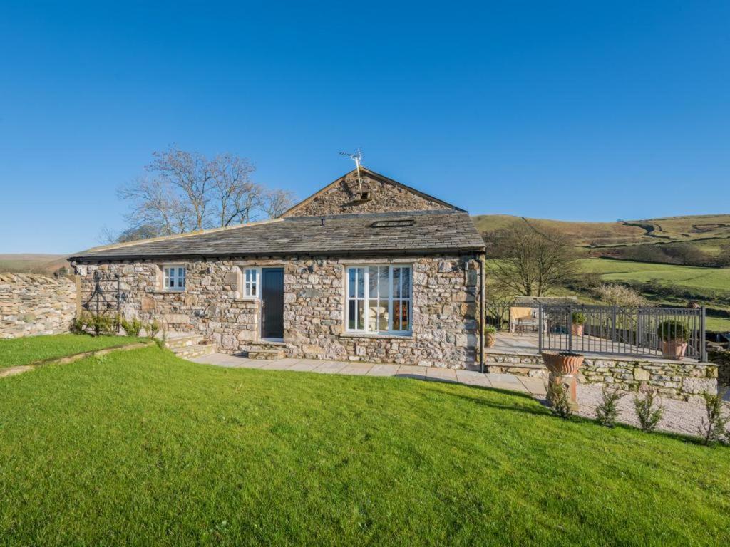 una casa de piedra con un césped verde delante de ella en 3 Bed in Casterton SZ190, en Casterton