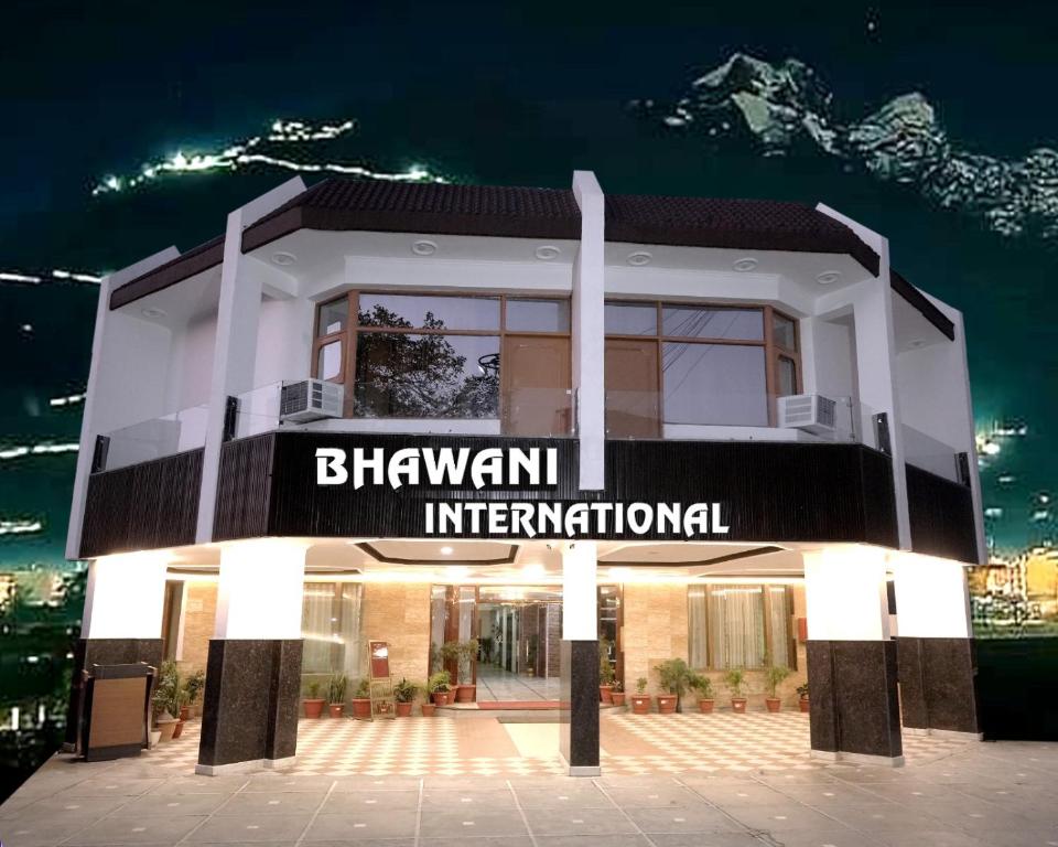 d'un bâtiment avec un panneau indiquant le nom international dans l'établissement Hotel Bhawani International, à Katra
