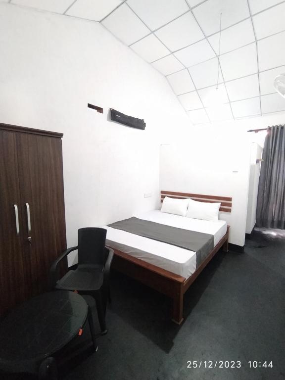 1 dormitorio con cama, escritorio y silla en Digital Nomads, en Weligama