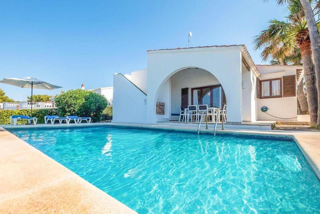 una piscina frente a una villa en Villa Binibels, en Binibeca