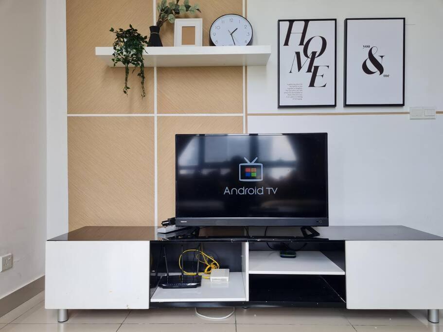 โทรทัศน์และ/หรือระบบความบันเทิงของ Comfort 2 Bedroom Duplex @ Cyberjaya Netflix