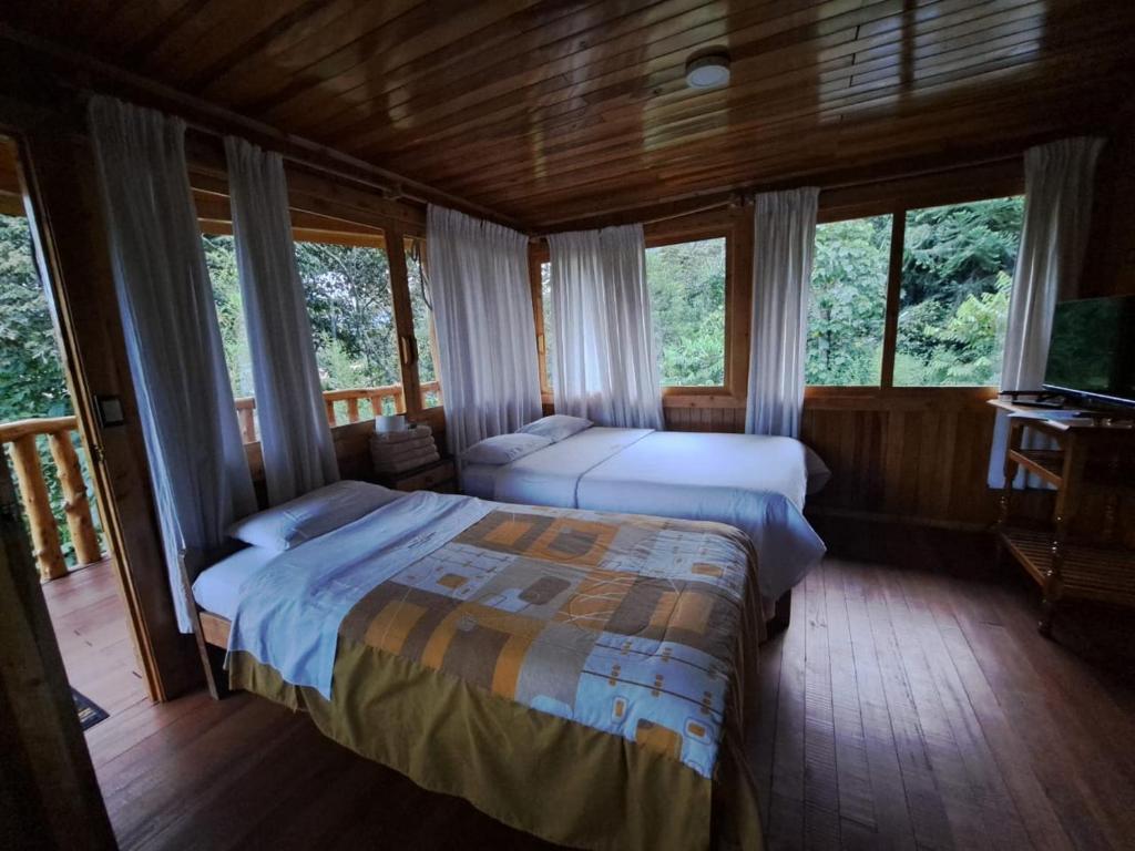 Postel nebo postele na pokoji v ubytování Refugio de Orquídeas