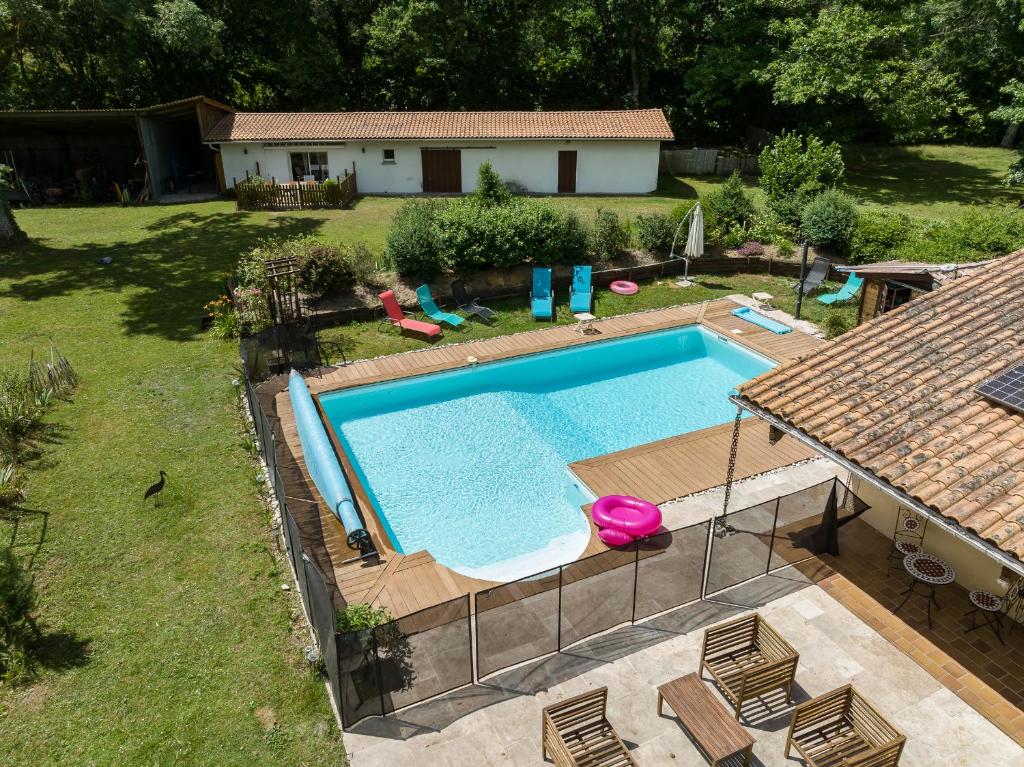 an overhead view of a swimming pool in a yard at La chambre du Gaille in Captieux