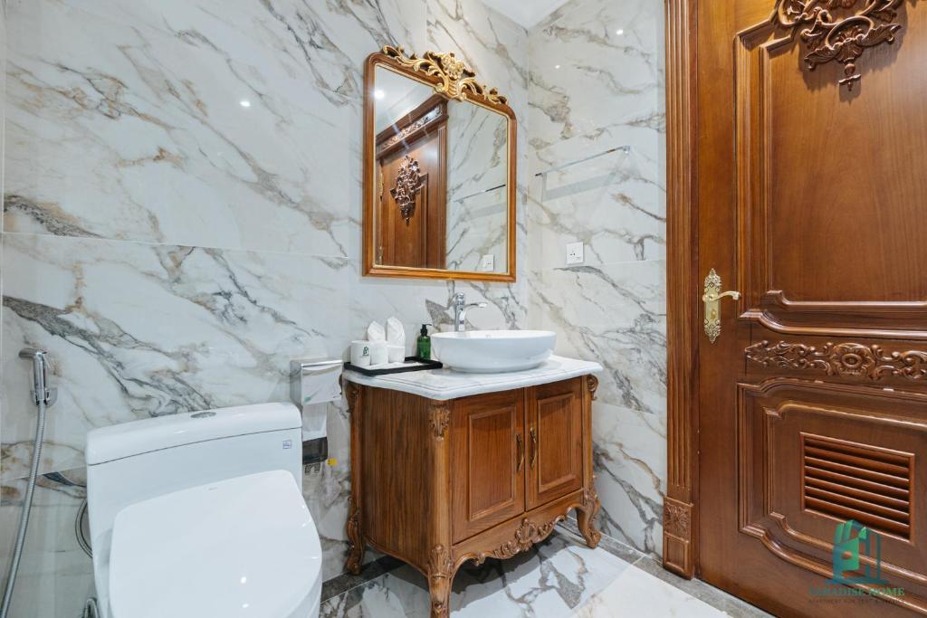 Koupelna v ubytování Luxe Paradise Suite Hotel Trich Sai