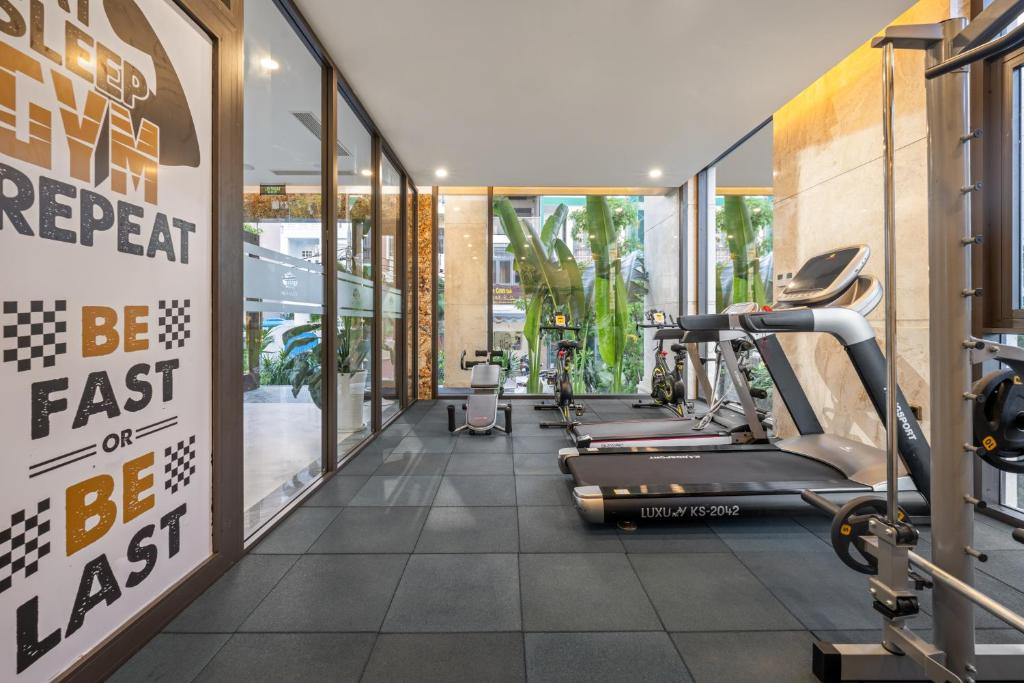 Fitness centrum a/nebo fitness zařízení v ubytování Golden Lotus Hotel Da Nang - Rooftop Bar Sea View