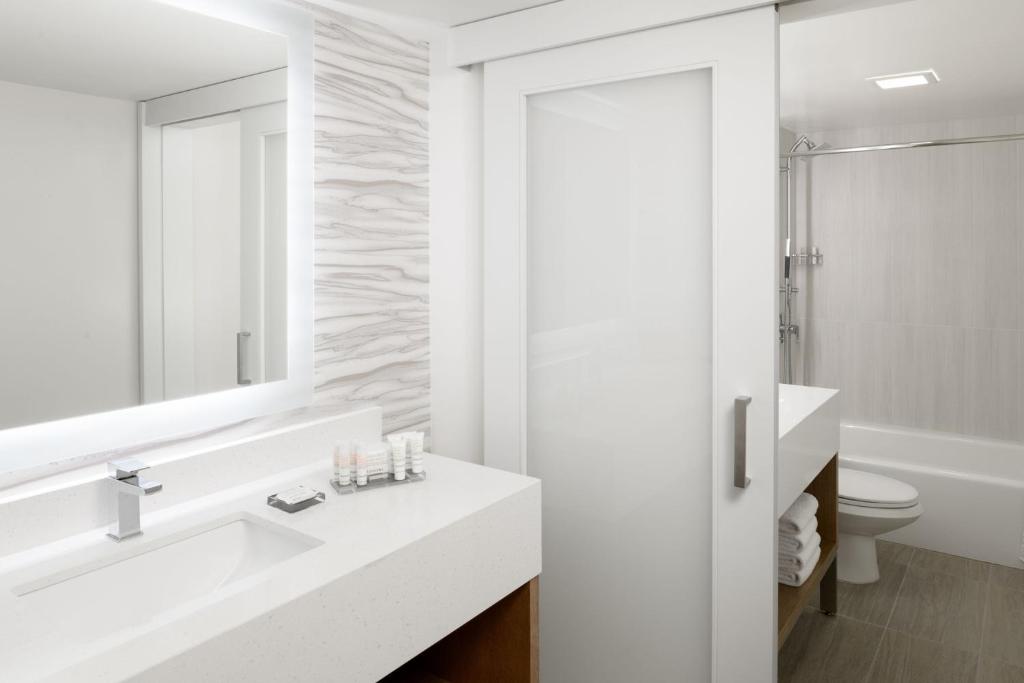 Waikiki Beach Marriott Resort & Spa - Family King O Double Junior Suite