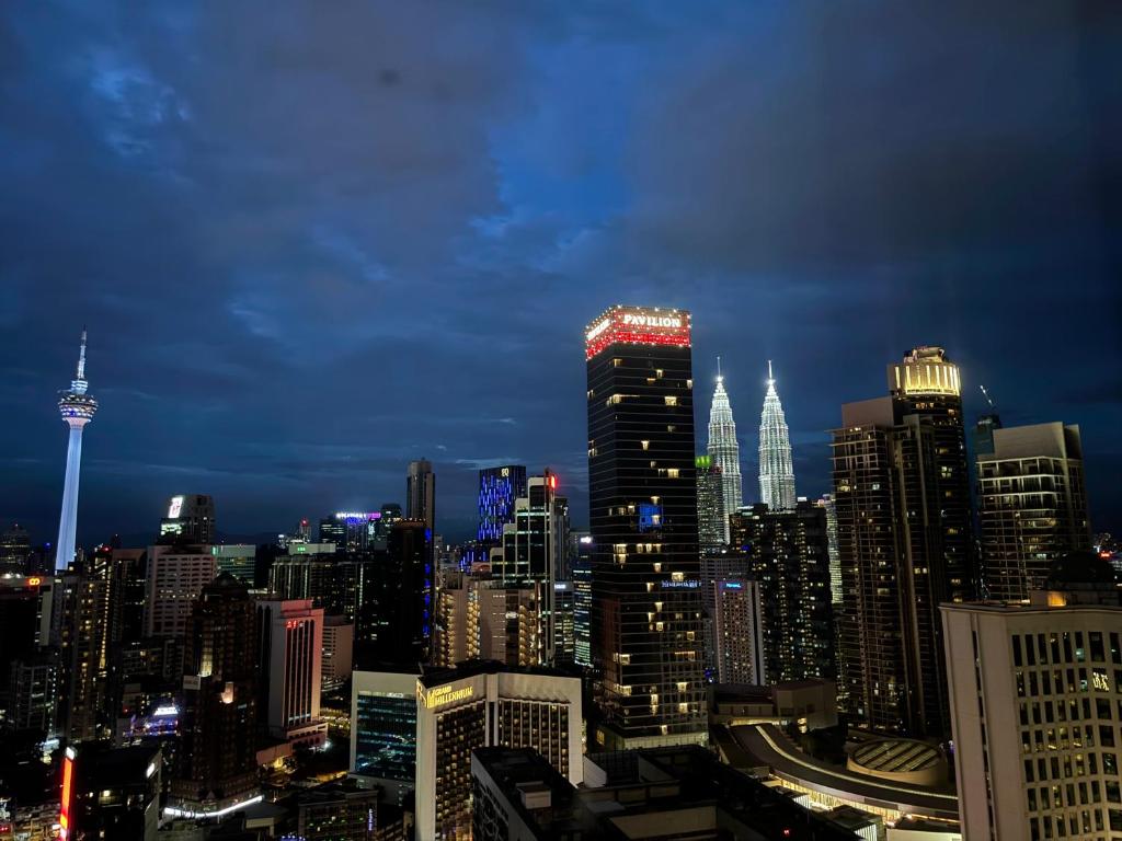 - une vue sur les toits de la ville la nuit dans l'établissement Axon Residence By Luxury Suites, à Kuala Lumpur