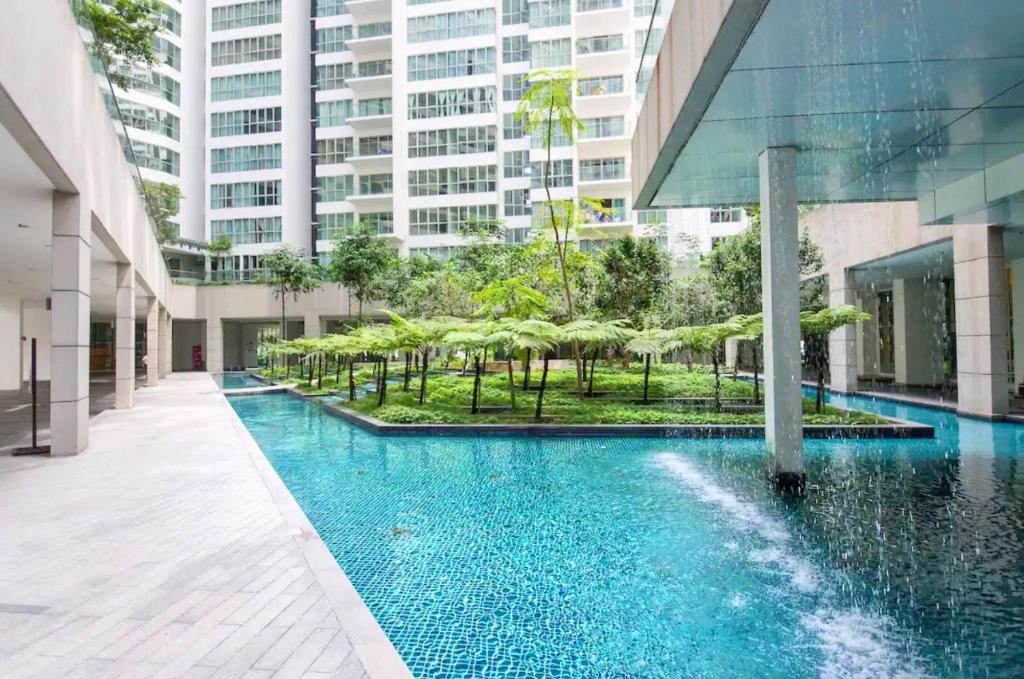 吉隆坡的住宿－6 Pax Regalia Suite & Residences Infinity Pool with KL City View，一座建筑物中央的游泳池