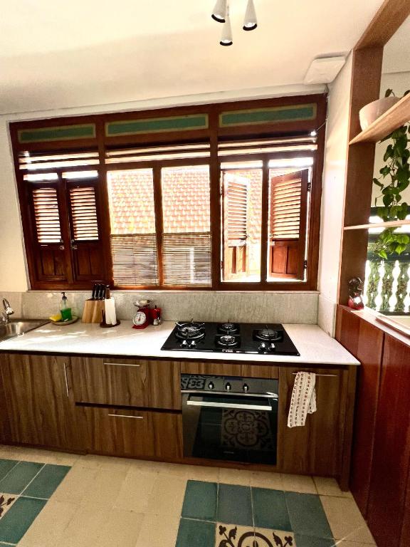 Kuchyň nebo kuchyňský kout v ubytování Umakayu Joglo Villa Canggu - Boutique Hotel