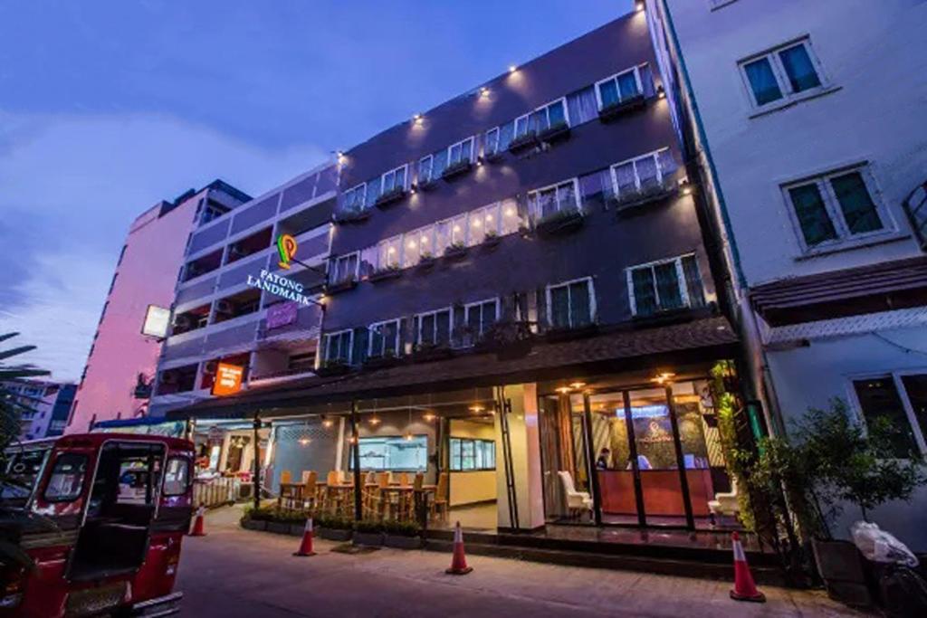 un edificio en una calle con conos delante en Landmark Patong Hotel, en Patong Beach