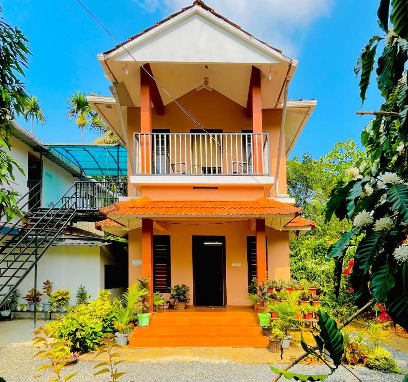 卡爾佩特塔的住宿－Sahyadri Homestay wayanad，带阳台和楼梯的房屋