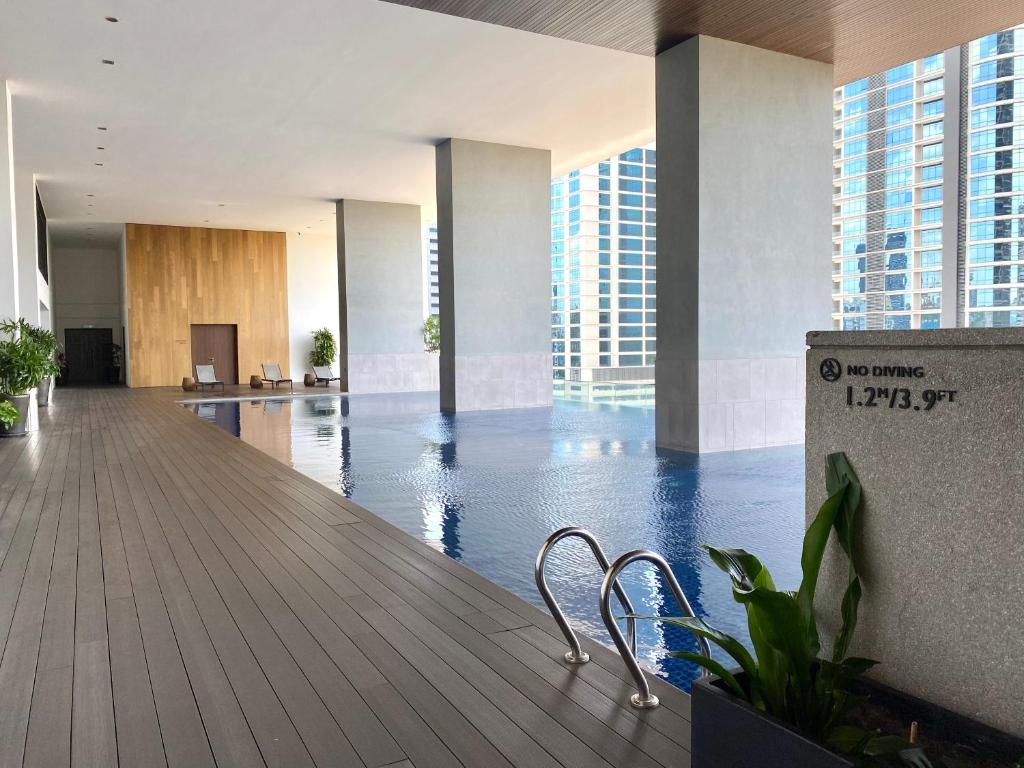 Bazén v ubytování The Establishment Bangsar KL by Lynhomes nebo v jeho okolí