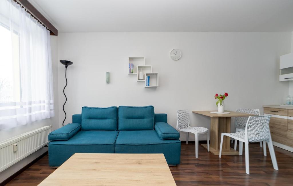 salon z niebieską kanapą i stołem w obiekcie Penzion Bludička w mieście Litomyšl