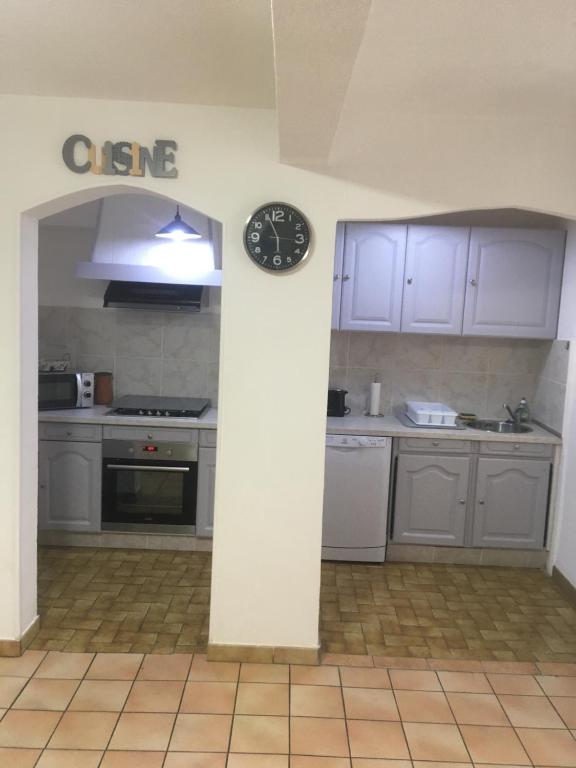 Kuchyňa alebo kuchynka v ubytovaní Agréable maison au cœur du village