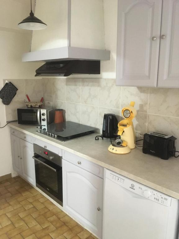 Kuchyňa alebo kuchynka v ubytovaní Agréable maison au cœur du village