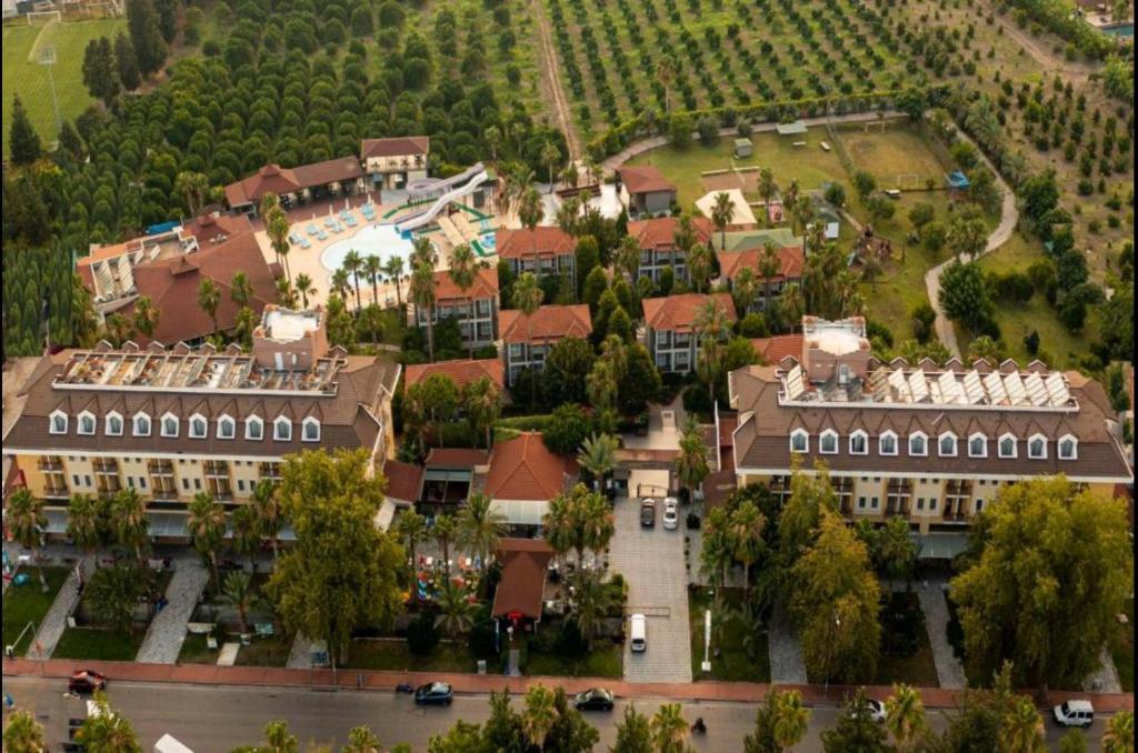 z powietrza widok na duży dom z dziedzińcem w obiekcie MIR'AMOR GARDEN Resort Hotel-ALL INCLUSIVE w mieście Antalya