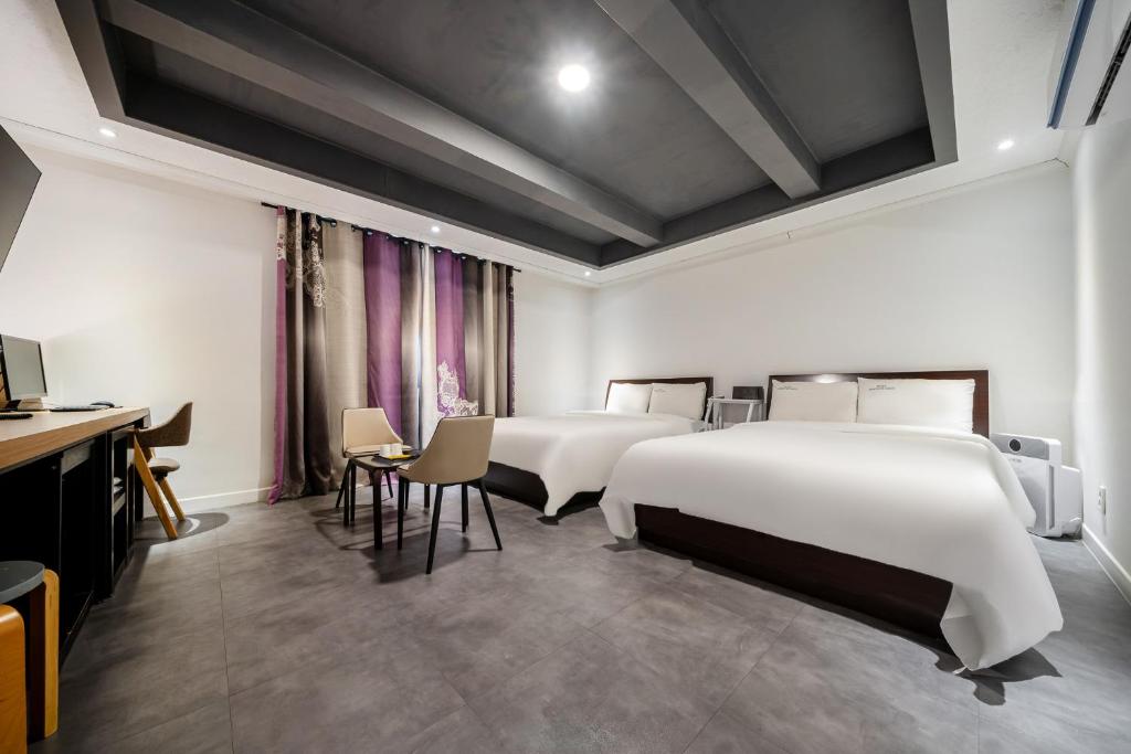 Postel nebo postele na pokoji v ubytování Hotel New Evergreen