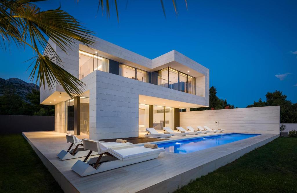 Bazén v ubytovaní 5-Star Villa Calma I with Heated Pool, Jacuzzi, Sea and Palm Tree Garden alebo v jeho blízkosti