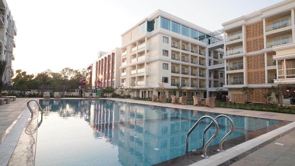 Bazén v ubytování Antique Regency !! luxurious hotel in digha !! nebo v jeho okolí