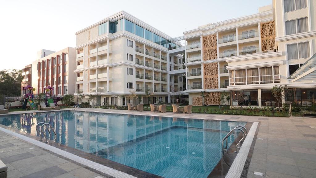 Bazén v ubytování Antique Regency !! luxurious hotel in digha !! nebo v jeho okolí