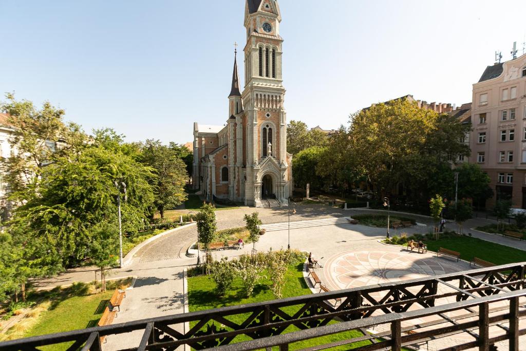 Bakats Ter Apartment with Balcony Overlooking Church Square 1093 Budapest, 8 Bakáts utca kép - 1