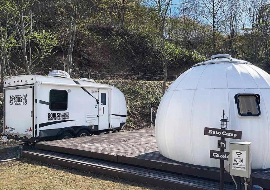 kemping i przyczepa zaparkowane obok siebie w obiekcie Kuruma Asobi Adventure Field Appi - Camp - Vacation STAY 42097v w mieście Hachimantai