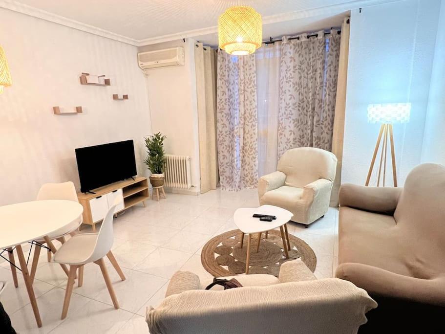 sala de estar con sillas, mesa y TV en Apartamento Don Pedro, en Valencia de Alcántara