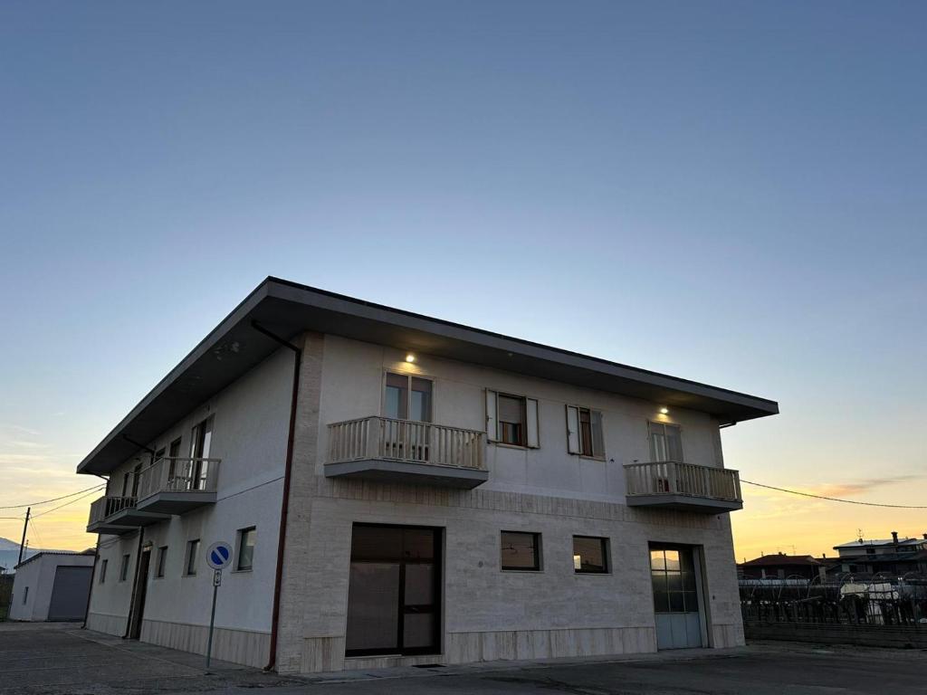 een gebouw met balkons aan de zijkant bij La casa di Stefania vista mare in Francavilla al Mare