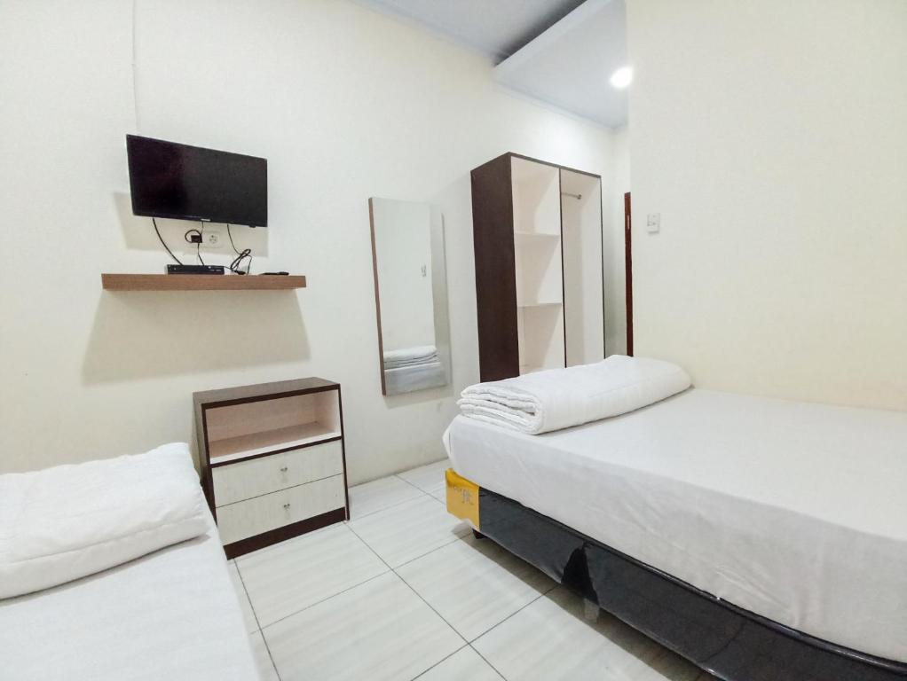 Kamar penginapan di hotel murah Maherza Syariah Homestay Gorontalo RedPartner.